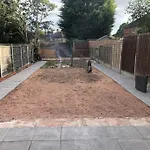 Cosy 3 Bedroom Nec House, Free Wifi, Netflix, Driveway Parking, Sleeps 6, Ideal For Families, Contractors & Corporates, Renovated To High Standard!