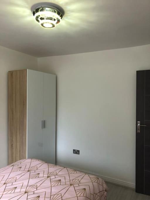 Cosy 3 Bedroom Nec House, Free Wifi, Netflix, Driveway Parking, Sleeps 6, Ideal For Families, Contractors & Corporates, Renovated To High Standard! Holiday home Birmingham