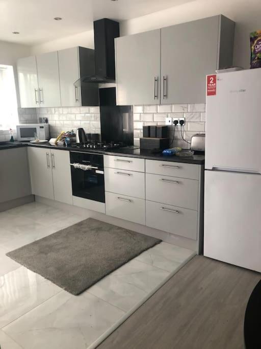 Cosy 3 Bedroom Nec House, Free Wifi, Netflix, Driveway Parking, Sleeps 6, Ideal For Families, Contractors & Corporates, Renovated To High Standard! Holiday home *