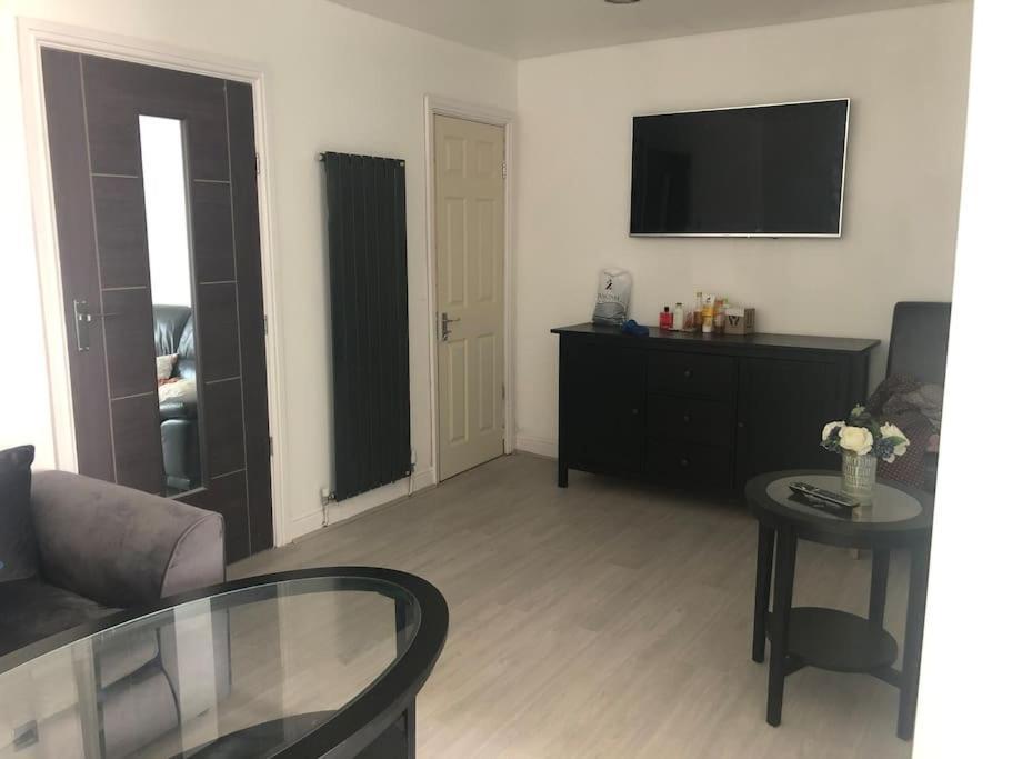 Cosy 3 Bedroom Nec House, Free Wifi, Netflix, Driveway Parking, Sleeps 6, Ideal For Families, Contractors & Corporates, Renovated To High Standard! *